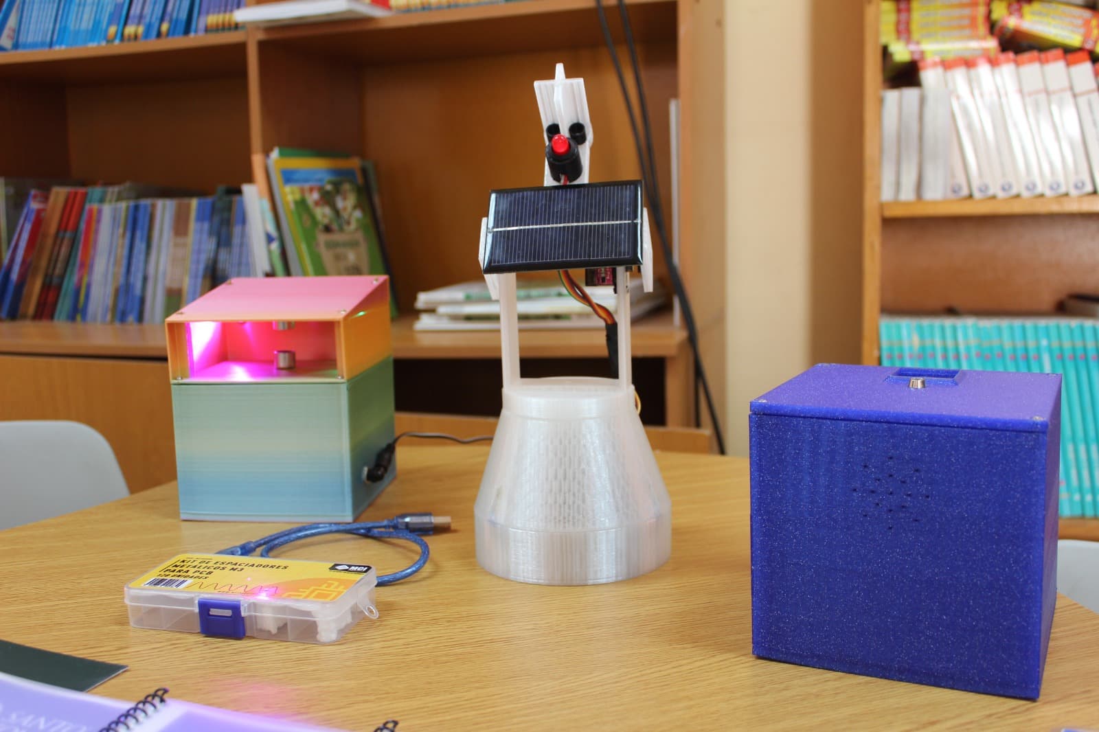 Escuela San Isidro recibe kit STEM para promover ciencia en niñas