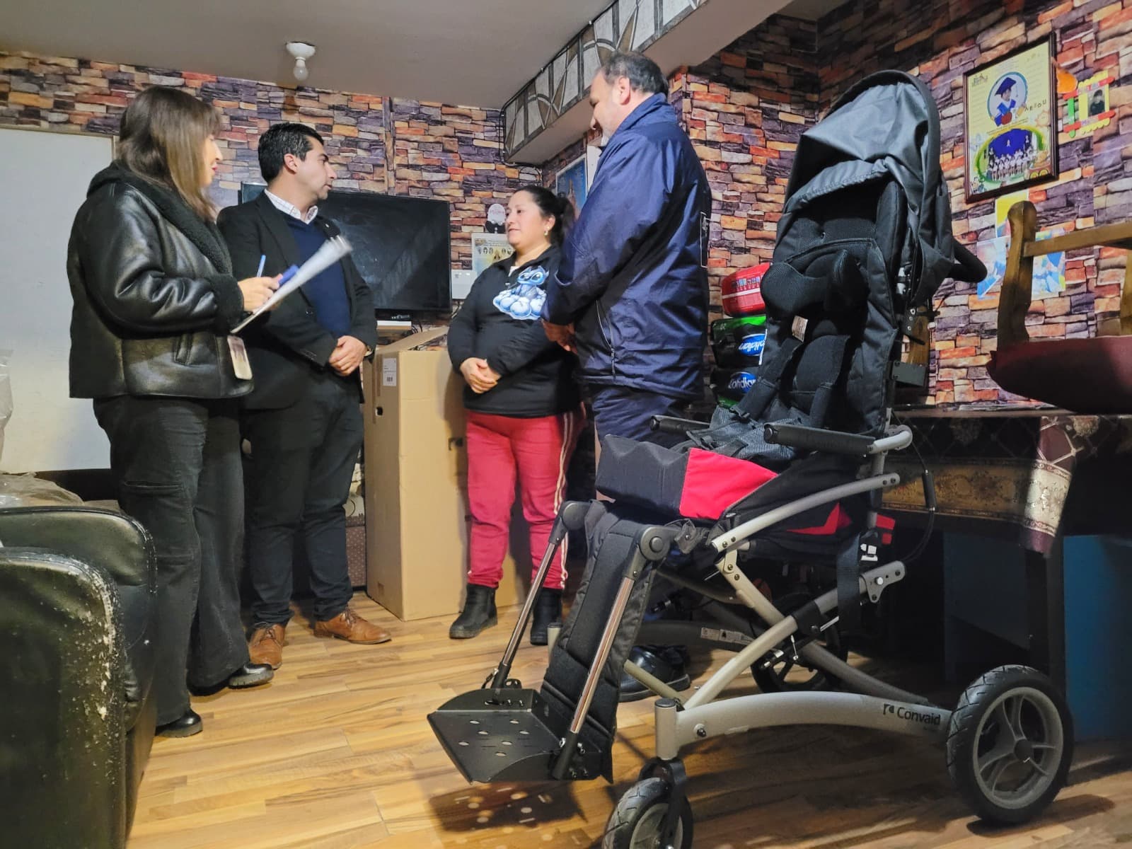 Programa Red Local entrega coche neurológico a joven con discapacidad en Ovalle