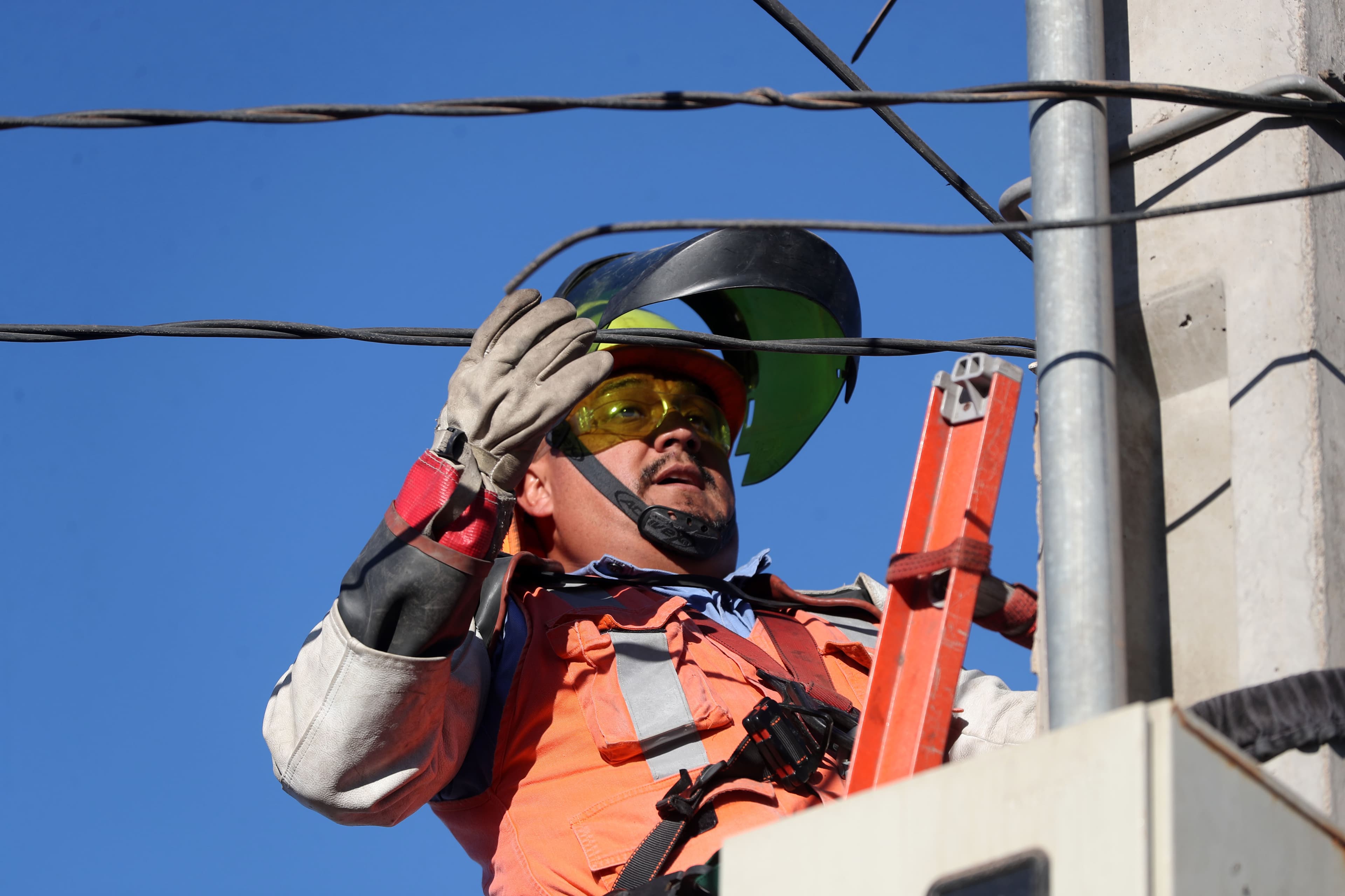 Desmantelan cientos de metros de cables irregulares en toma de La Varilla — foto 3