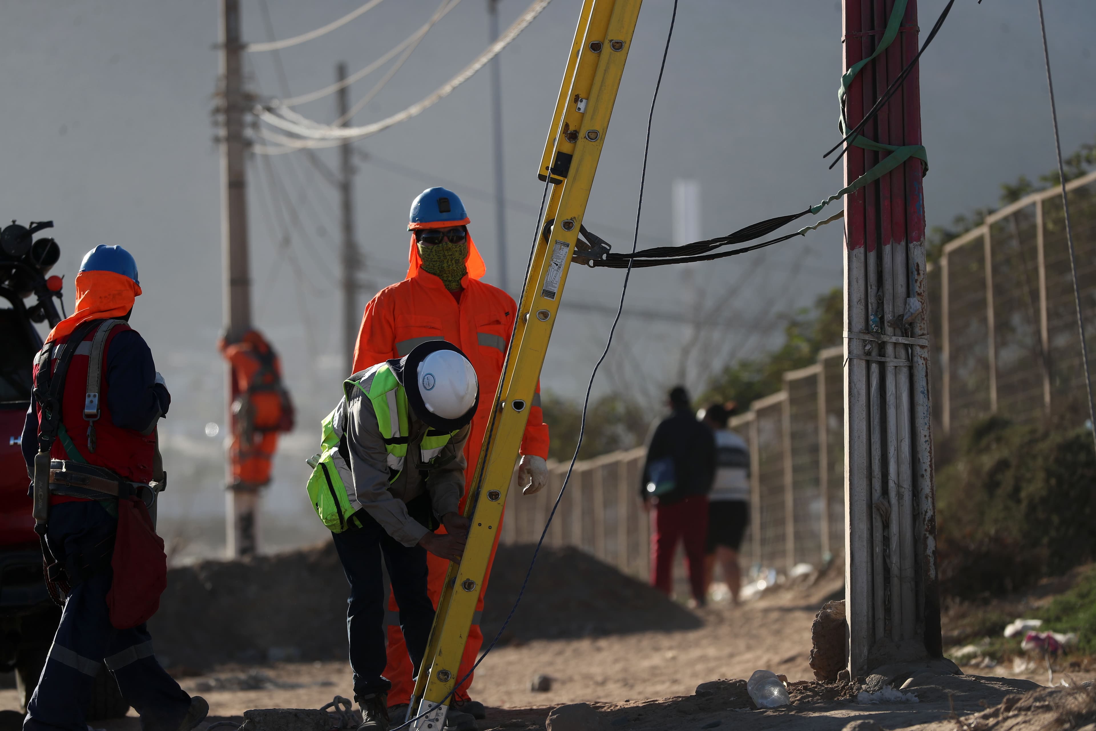 Desmantelan cientos de metros de cables irregulares en toma de La Varilla — foto 4