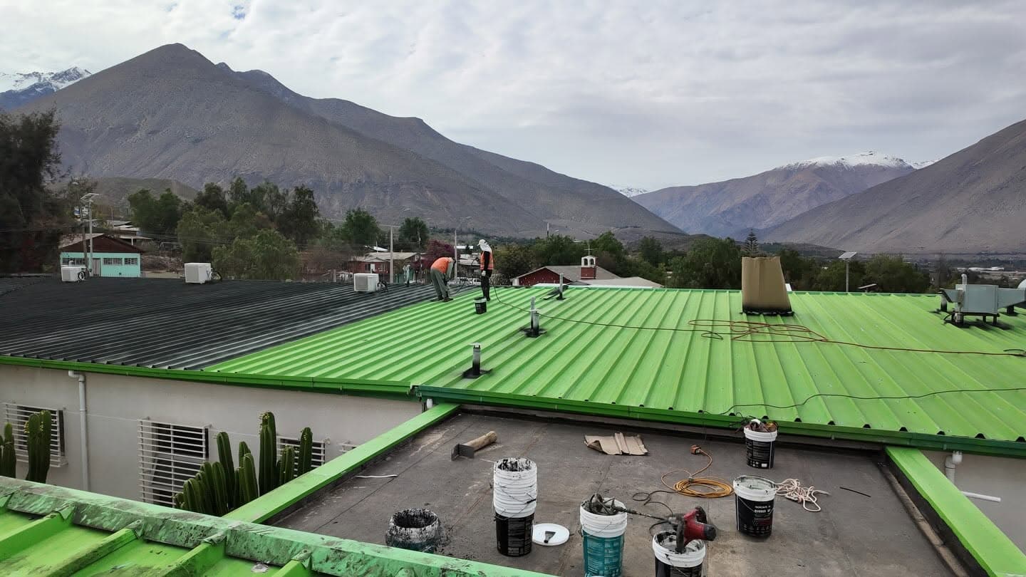 Avanza mejoramiento de techumbre del CESFAM San Isidro en Vicuña