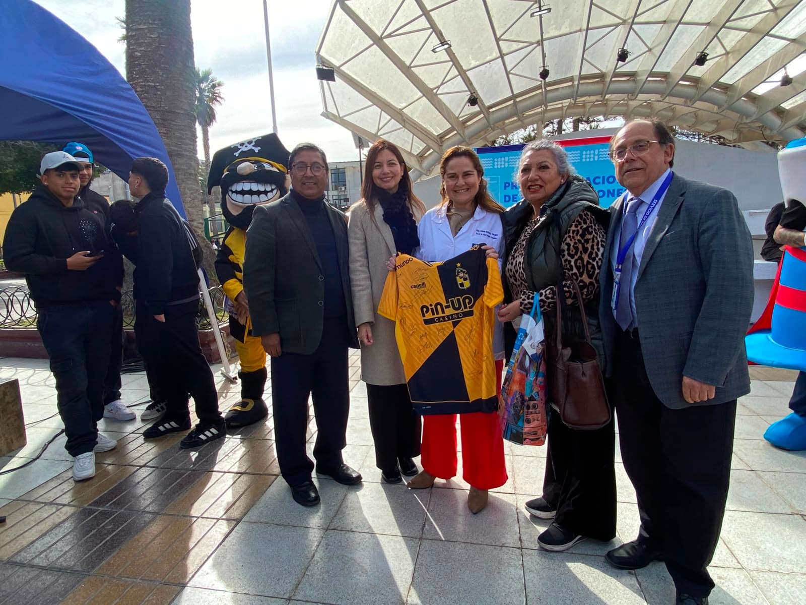 Vacunatón aurinegra congregó a cientos de porteños contra la influenza — foto 6