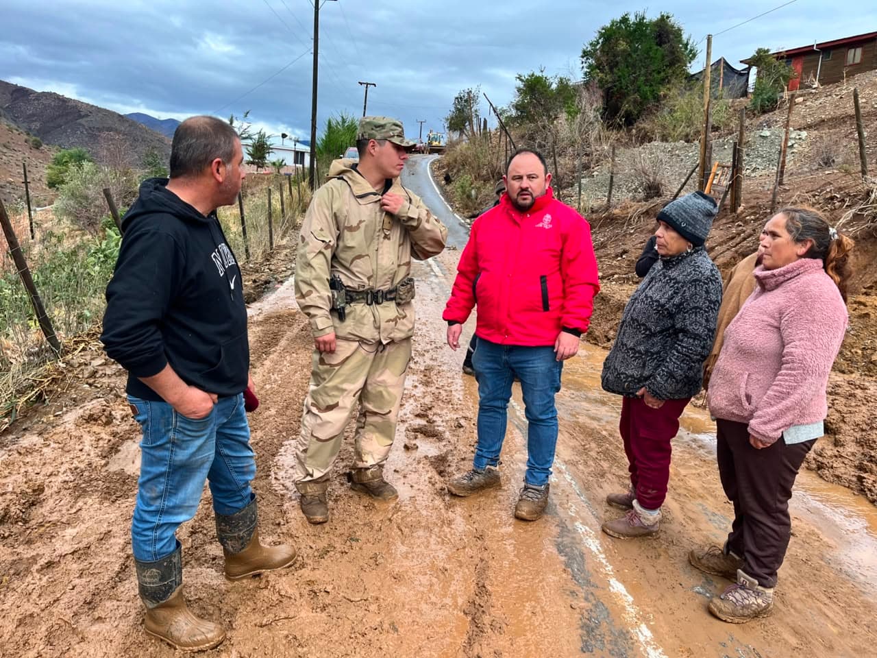 Municipio de Los Vilos y Ejército llevan ayuda a familias aisladas en Infiernillos — foto 1