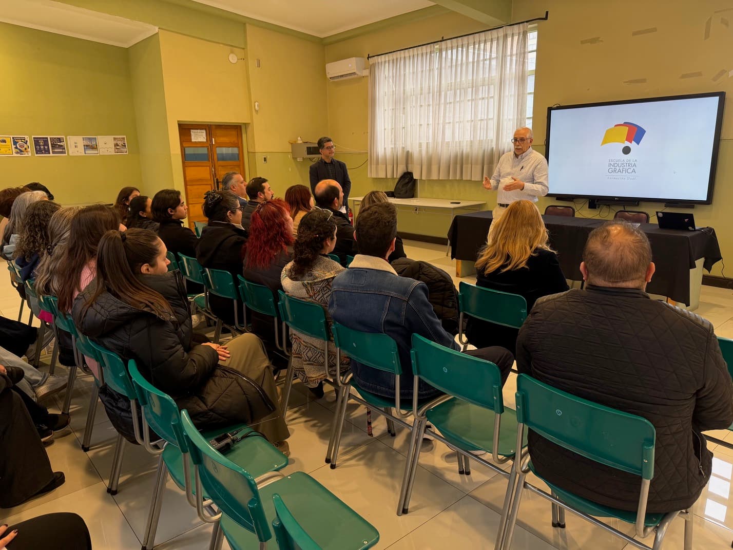 Laben Chile y Escuela de la Industria Gráfica firman convenio por educación en reciclaje