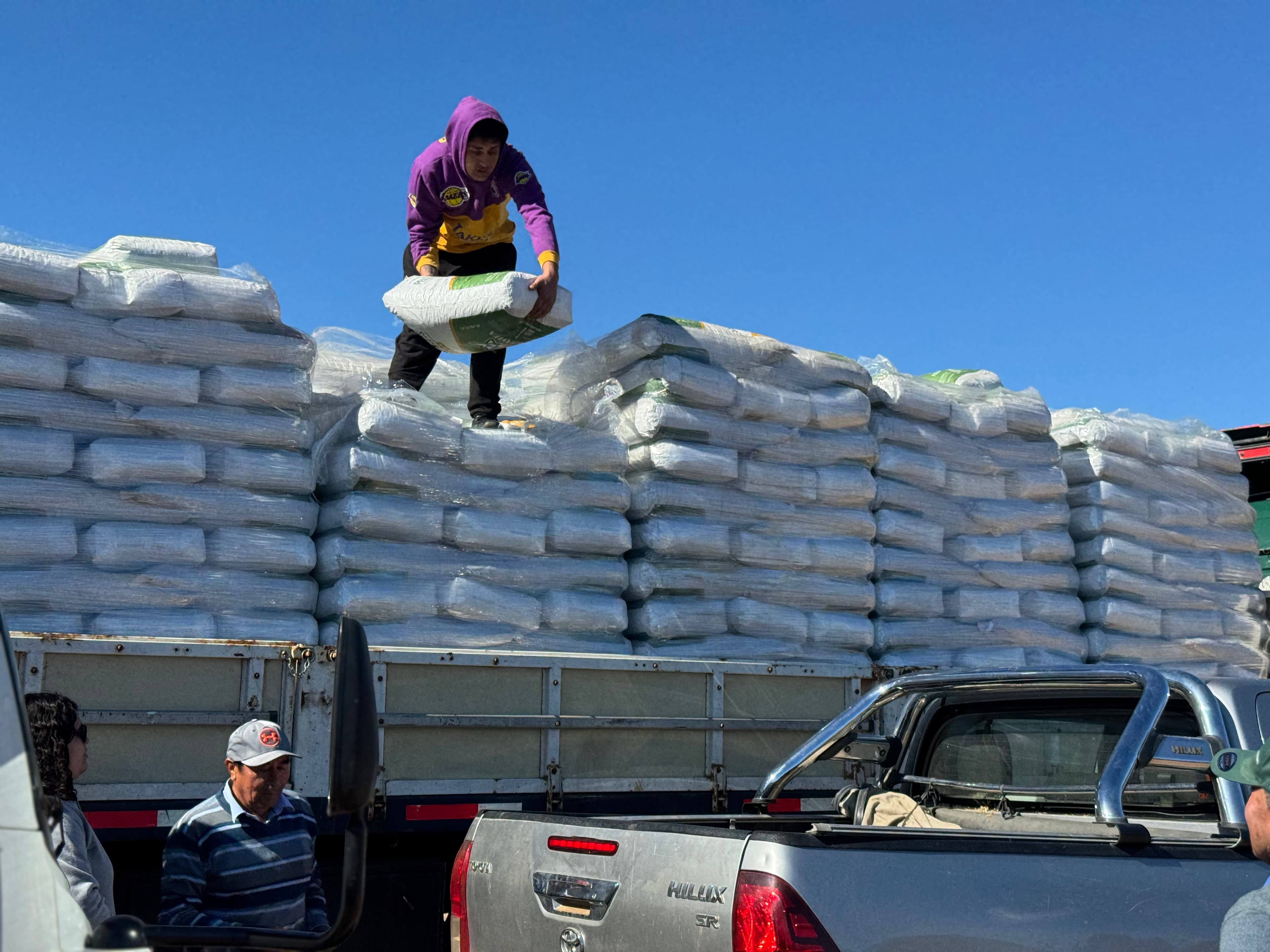 Los Vilos entrega 2.500 ayudas alimentarias a crianceros y apicultores del sector rural — foto 1