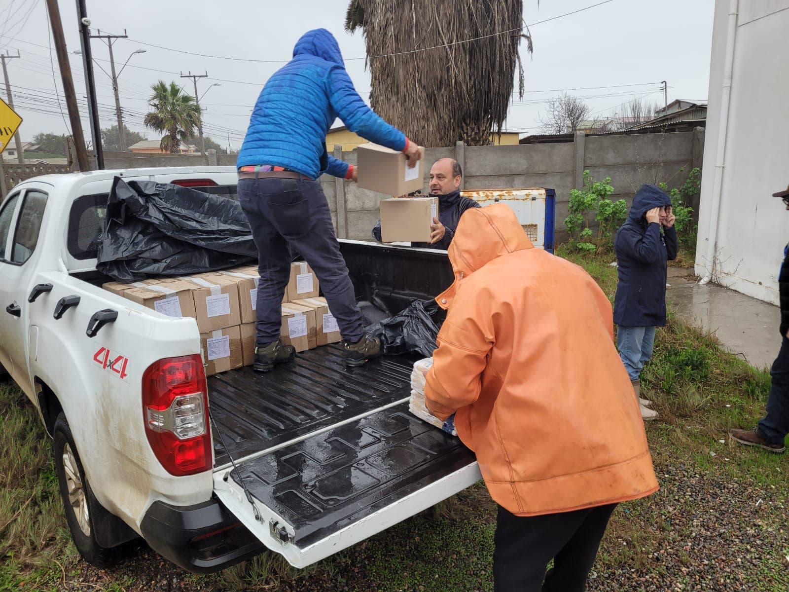 Gobierno entrega alimentos y kits de higiene a pescadores de Caleta San Pedro