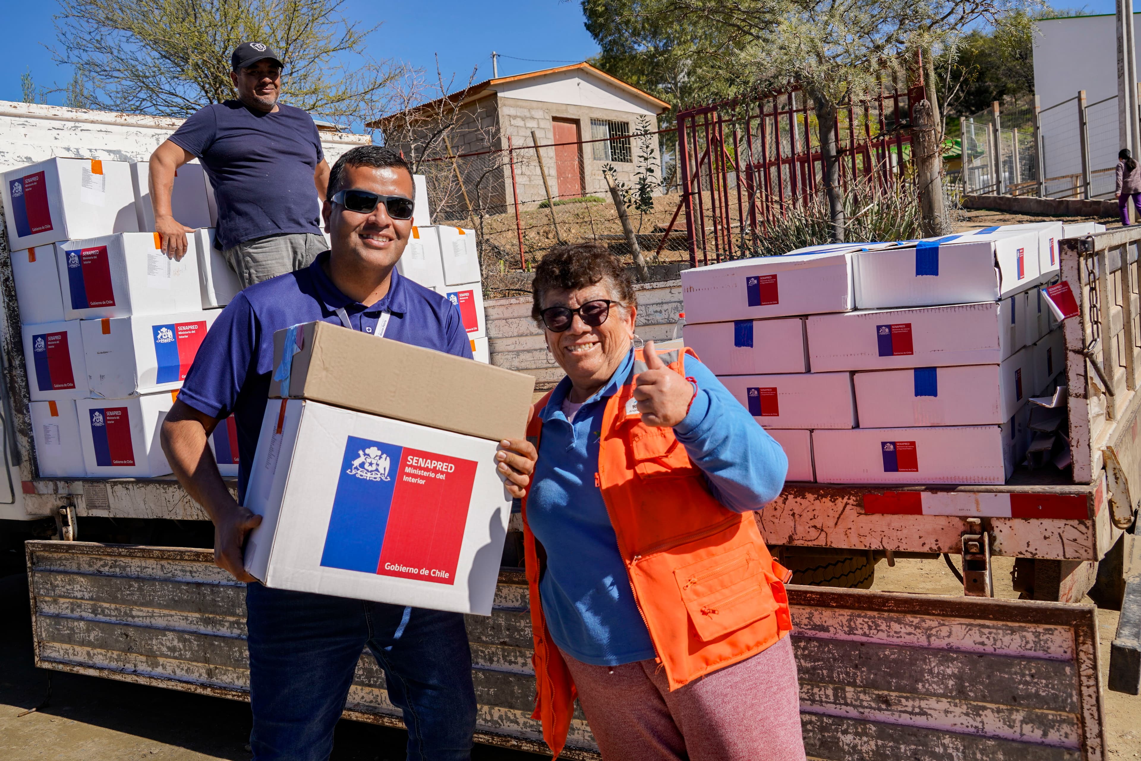 Monte Patria entrega cajas de alimentos tras sistema frontal
