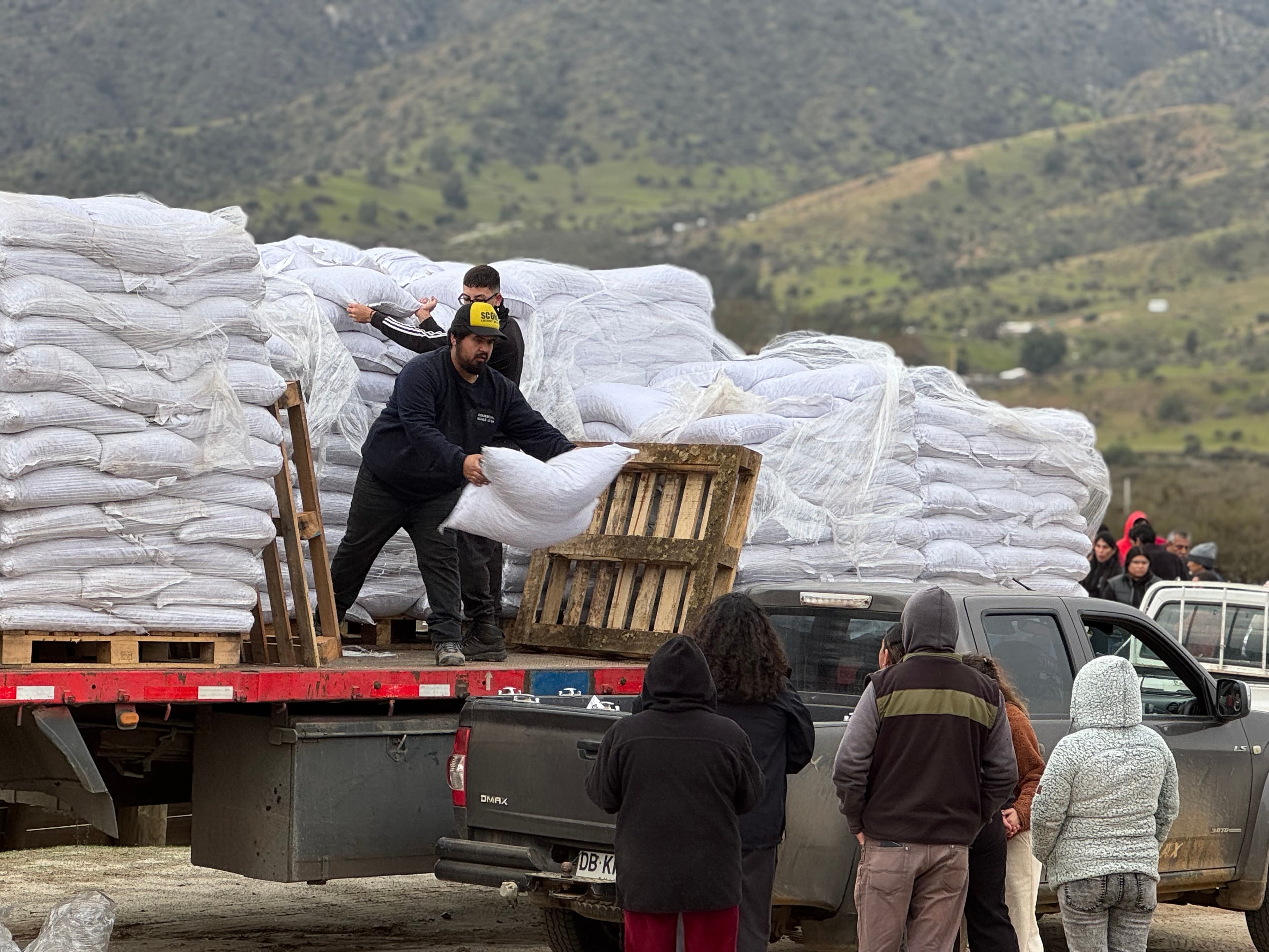 Municipio de Los Vilos entrega ayuda alimentaria a 400 familias rurales afectadas por temporal