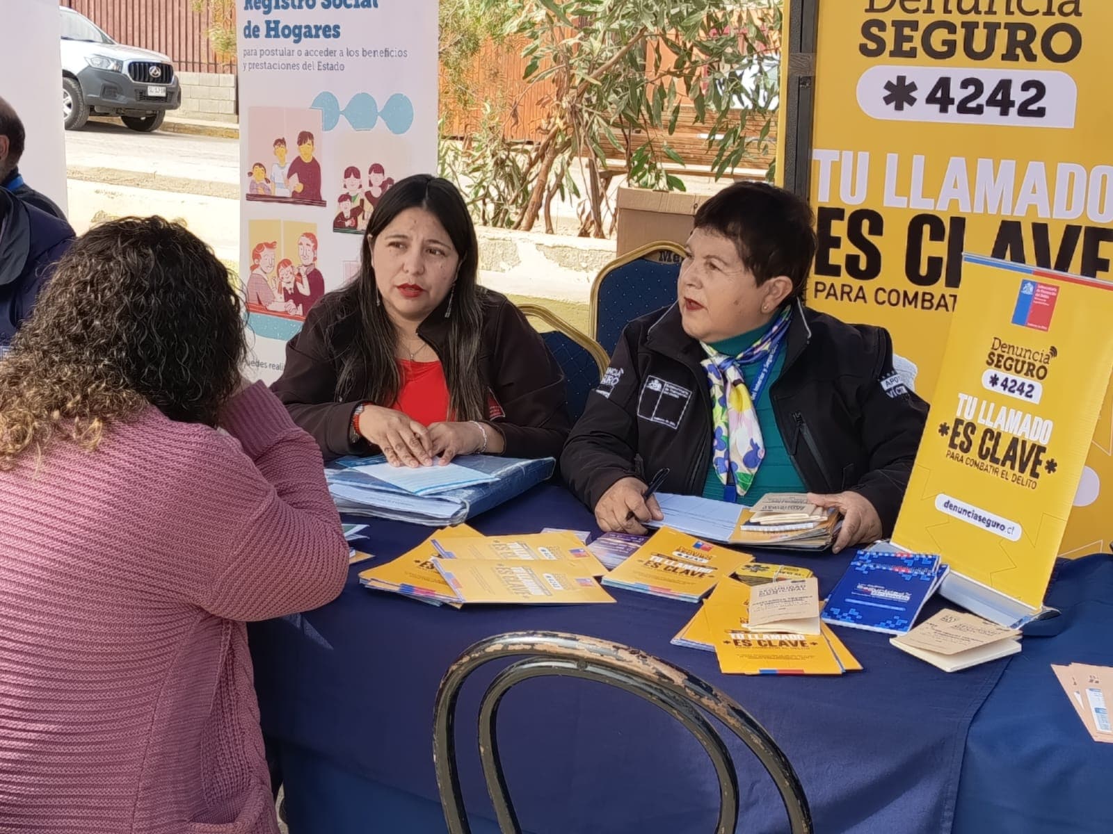 Gobierno en Terreno acerca servicios públicos a Caleta Los Hornos