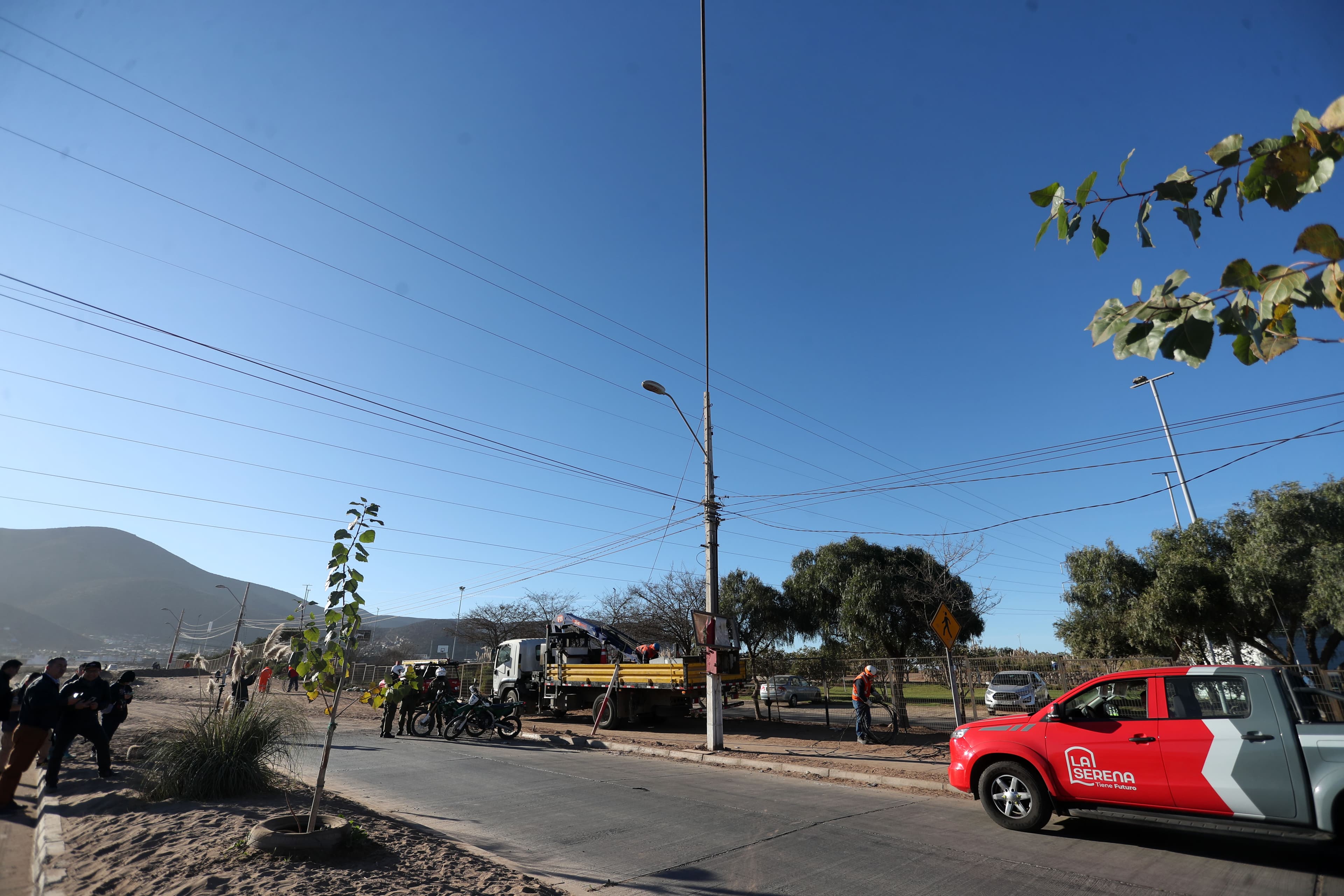 Desmantelan cientos de metros de cables irregulares en toma de La Varilla