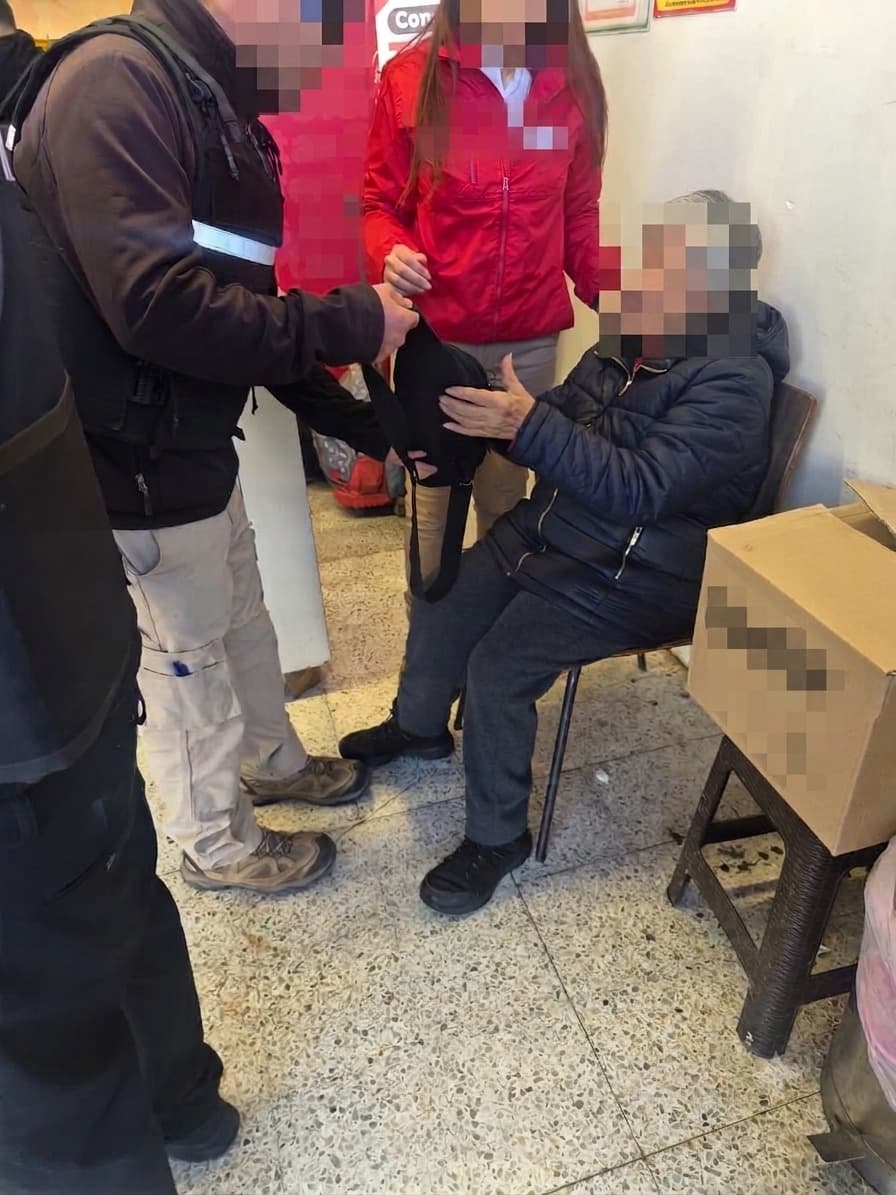 Inspectores municipales recuperan cartera robada a adulta mayor en pleno centro