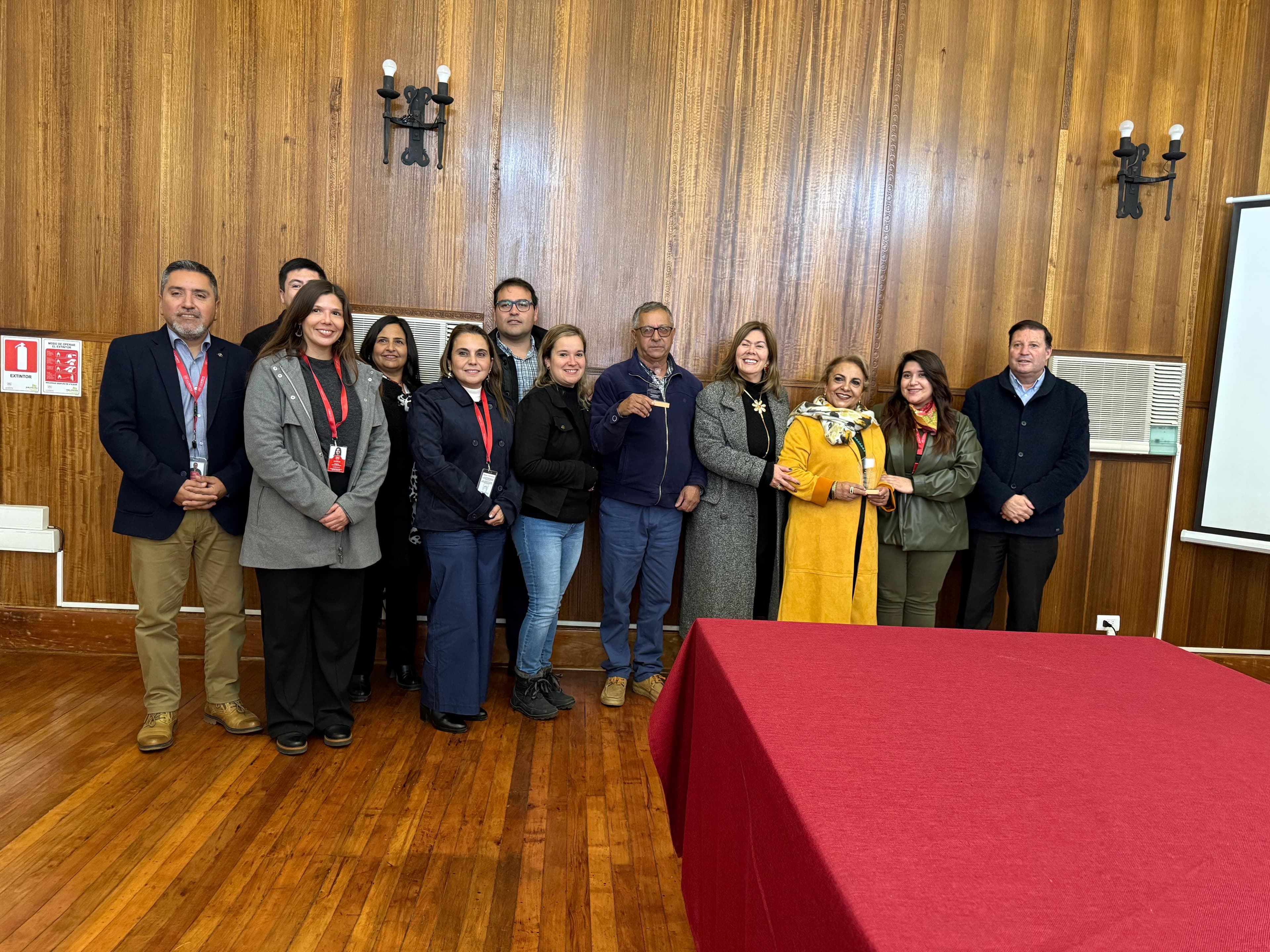 Municipio de La Serena reconoce a funcionarios de salud tras décadas de servicio