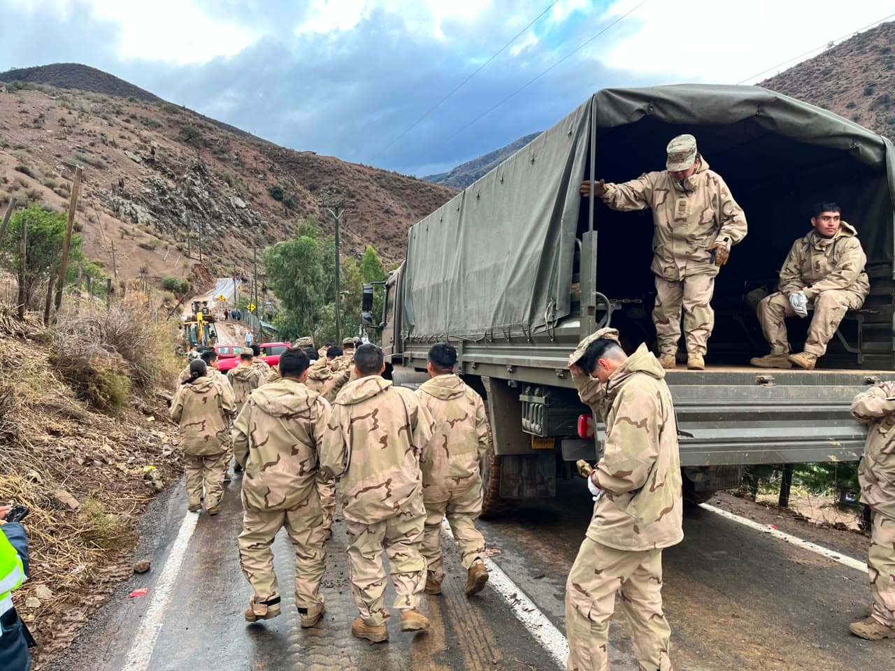 Municipio de Los Vilos y Ejército llevan ayuda a familias aisladas en Infiernillos