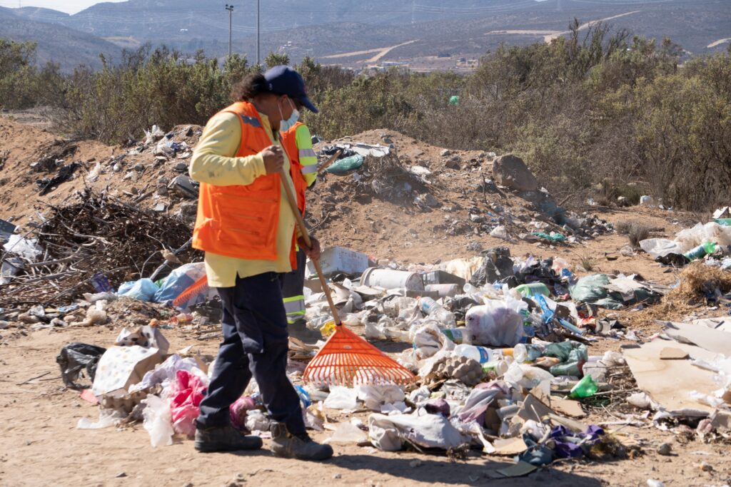 Esta acción, responde al trabajo que, de manera permanente, desarrollan funcionarios operativos del Municipio de Coquimbo en diversos sectores de la comuna y de Tongoy, para revalorizar los espacios públicos del territorio.