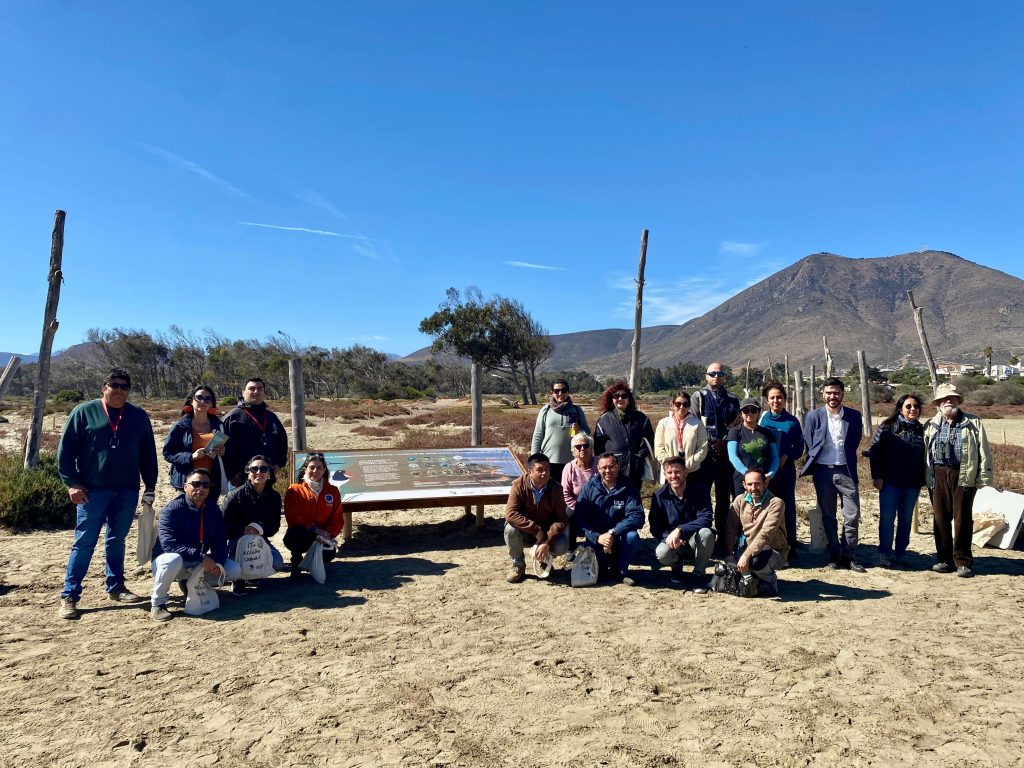 Inauguran paneles informativos para protección dunar y de humedales, y entregan guía de biodiversidad a pescadores de Pichidangui ligados al turismo