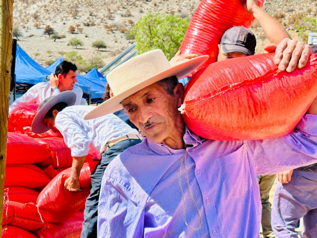 El edil de la comuna, Cristian Herrera Peña, visitó nuevamente a los vecinos de esta comunidad para entregar ayuda comprometida.