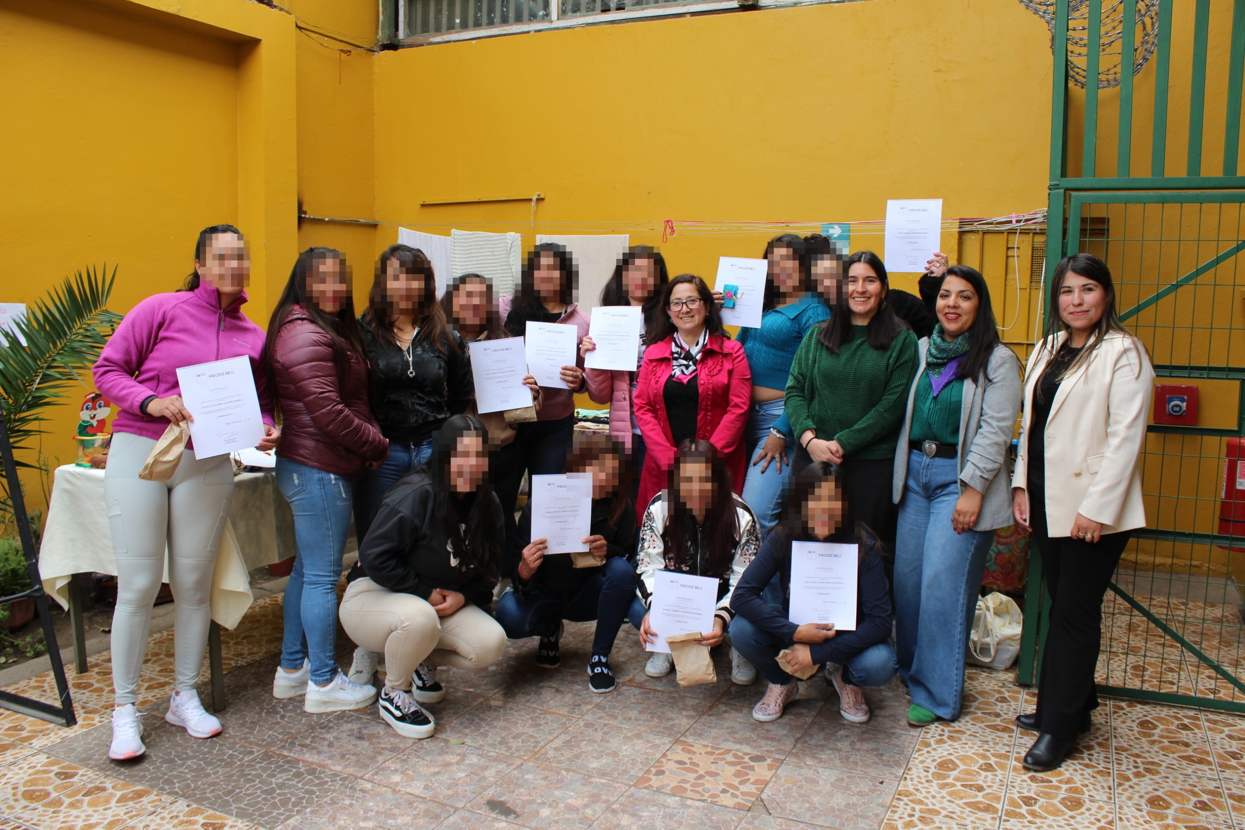 Mujeres privadas de libertad concluyen taller de bordado en CDP Illapel