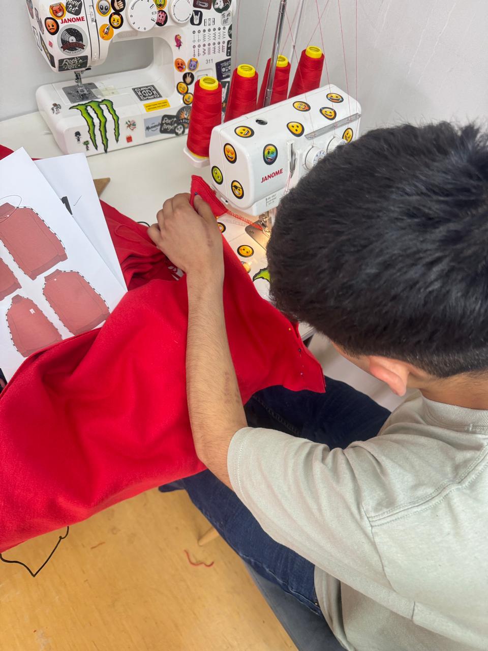 Joven en proceso de reinserción crea su propia línea de ropa