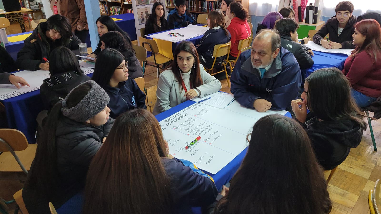 Estudiantes de La Serena dialogan con autoridades acerca de riesgos de las redes sociales como parte del Plan Nacional Entornos Digitales Seguros  